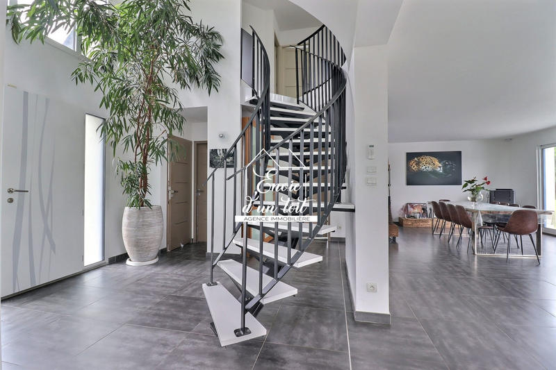Maison contemporaine - 218 m² - 6 pièces
