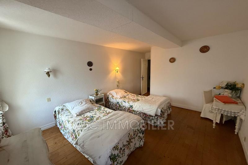 Propriété - 1 040 m² - 24 pièces