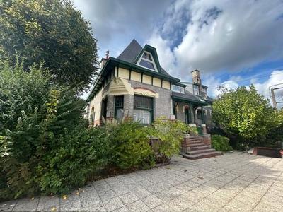 Maison - 295 m² - 8 pièces