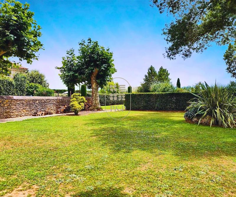 Mas - 339 m² - 10 pièces