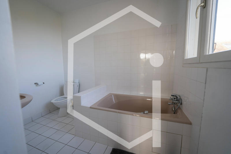 Maison - 240 m² - 9 pièces