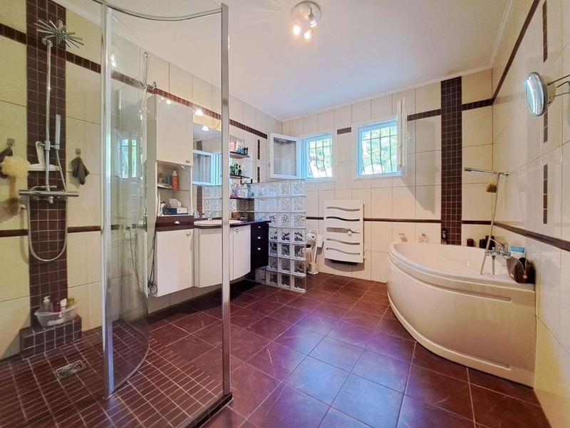 Villa - 234 m² - 9 pièces