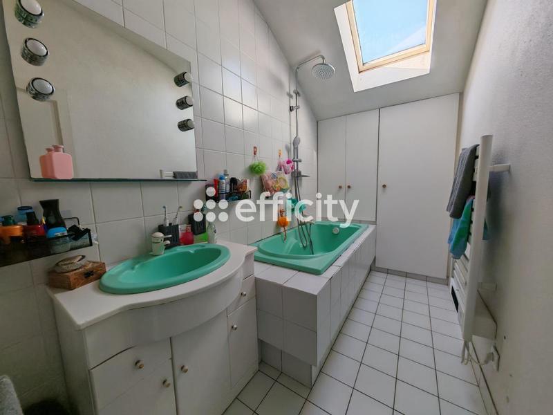 Maison - 233 m² - 7 pièces