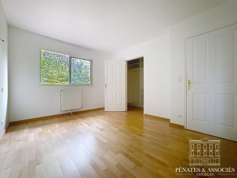 Maison - 241 m² - 8 pièces