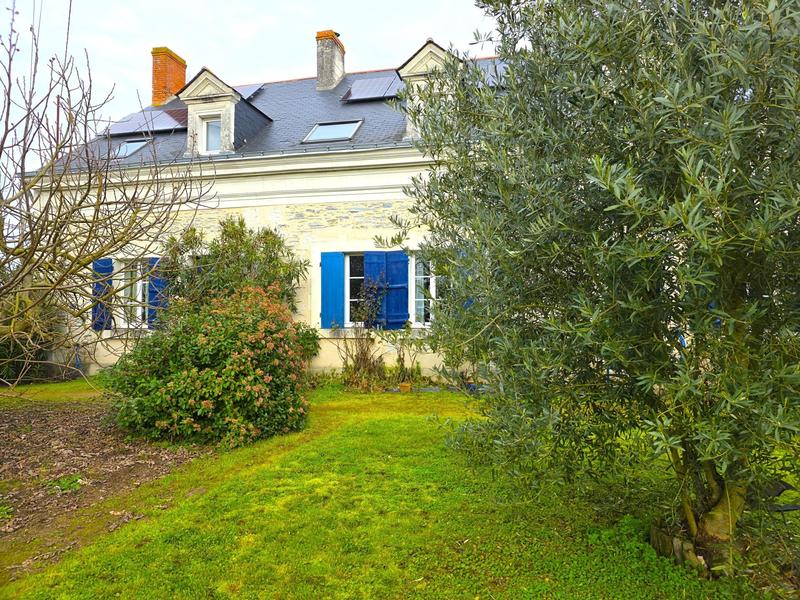 Maison - 303 m² - 12 pièces