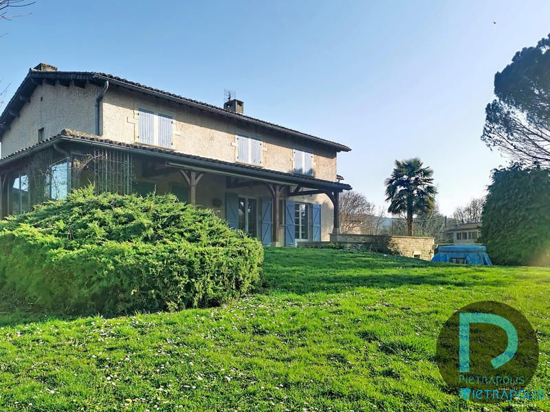 Maison - 280 m² - 9 pièces