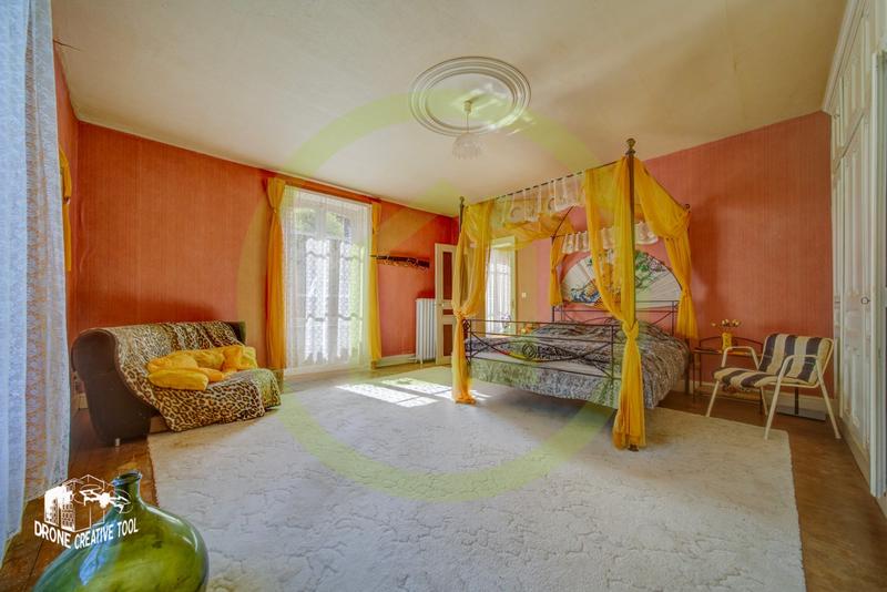 Maison - 241 m² - 8 pièces