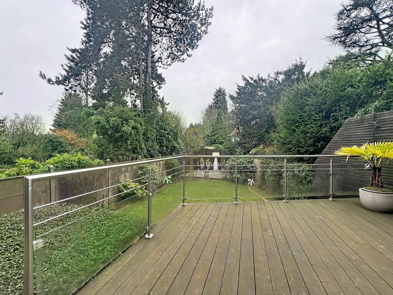 Maison - 219 m² - 6 pièces