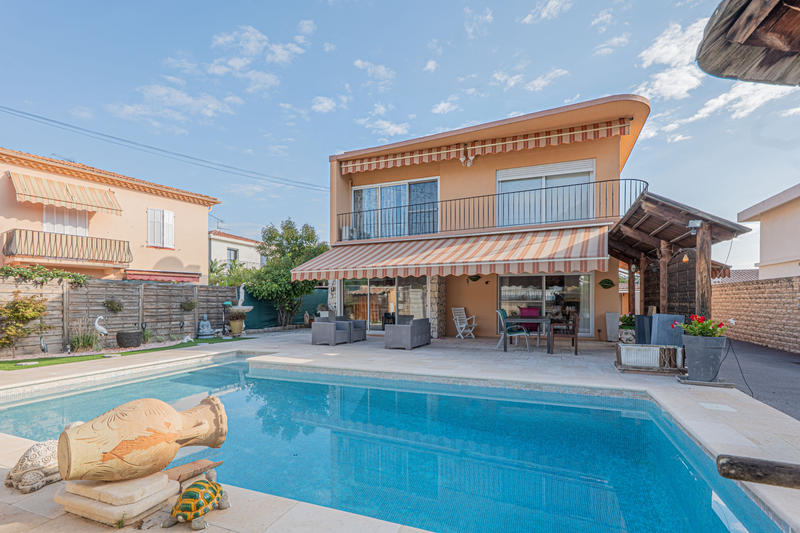 Maison - 237 m² - 8 pièces