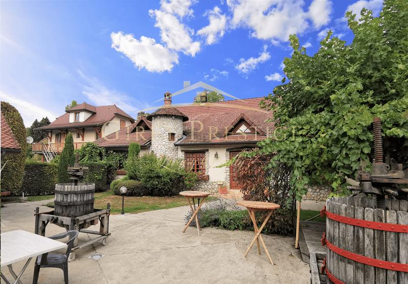 Propriété - 380 m² - 12 pièces