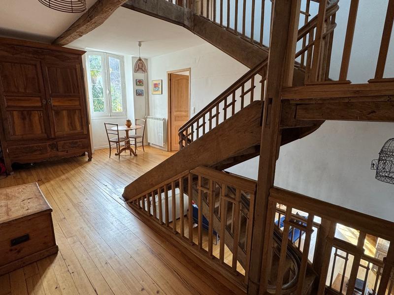 Maison - 445 m² - 10 pièces