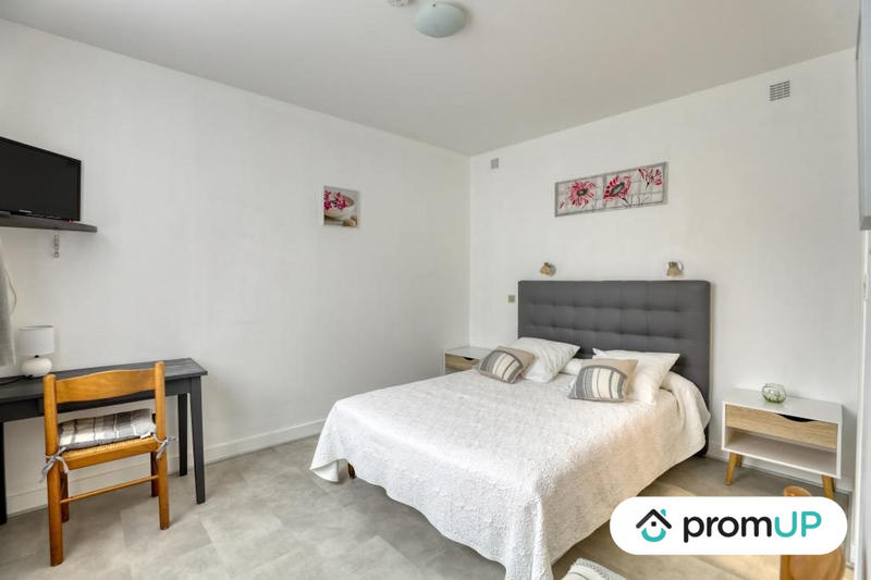 Local commercial - 1 097 m² - 22 pièces