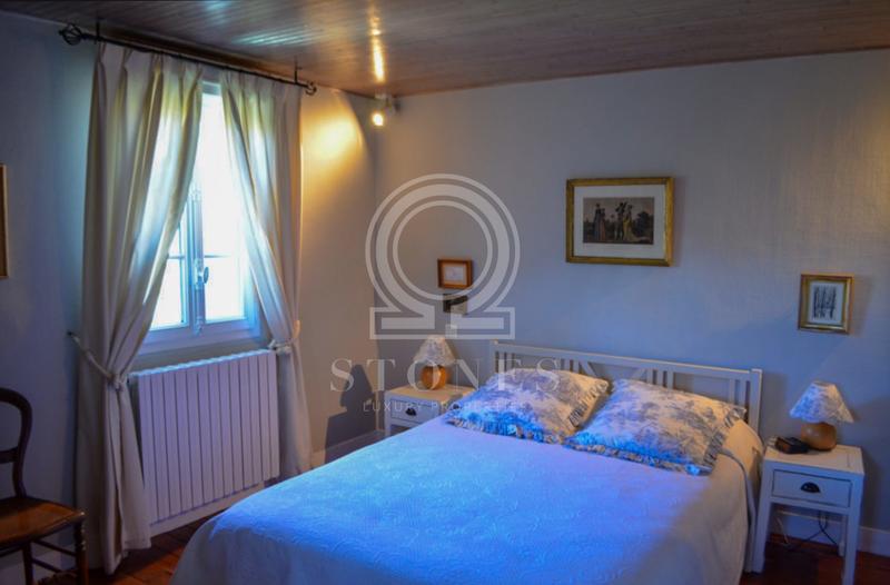 Maison - 240 m² - 12 pièces