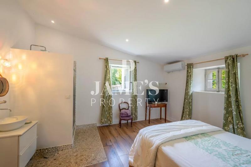 Maison - 300 m² - 7 pièces