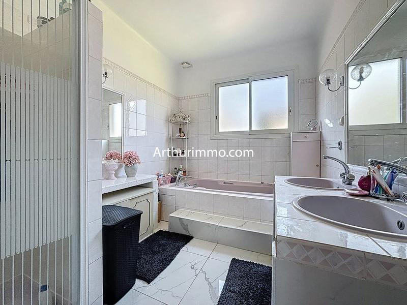 Maison - 220 m² - 10 pièces