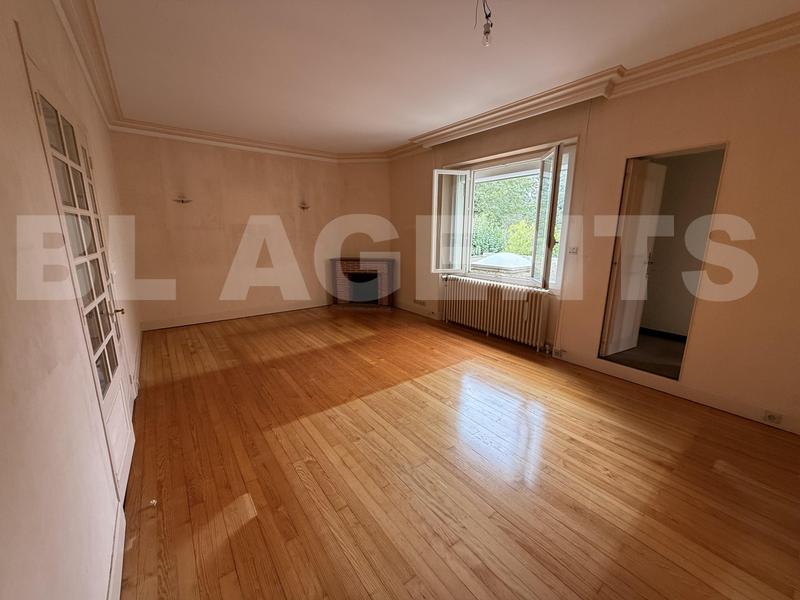 Maison traditionnelle - 241 m² - 9 pièces