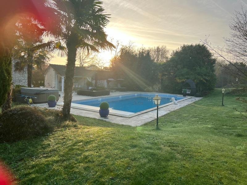 Propriété - 657 m² - 16 pièces