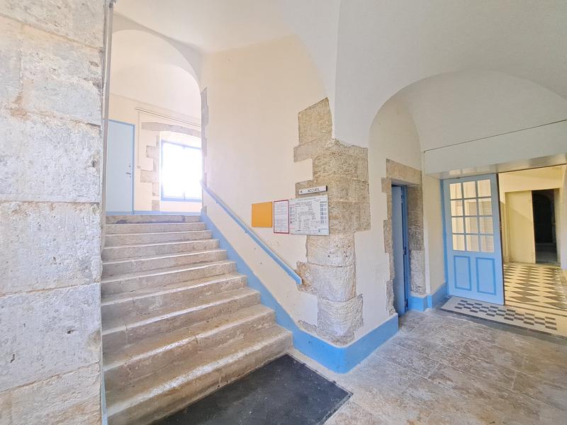 Château - 5 346 m² - 1 pièce