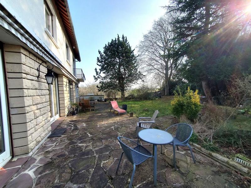 Maison - 285 m² - 8 pièces