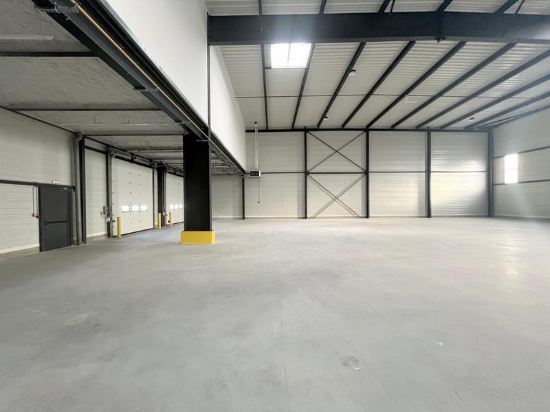 Entrepôt - 899 m²