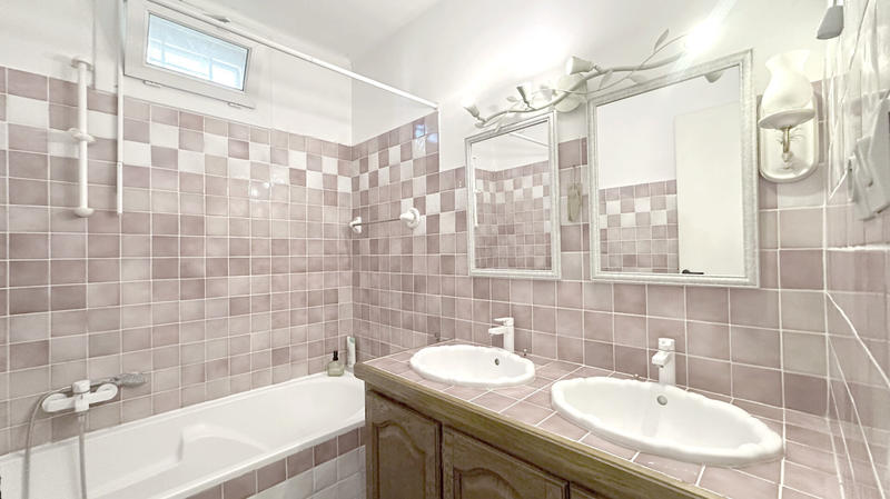 Maison - 260 m² - 10 pièces