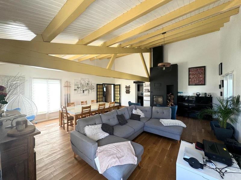 Maison - 219 m² - 9 pièces