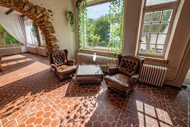 Maison - 2 426 m² - 80 pièces