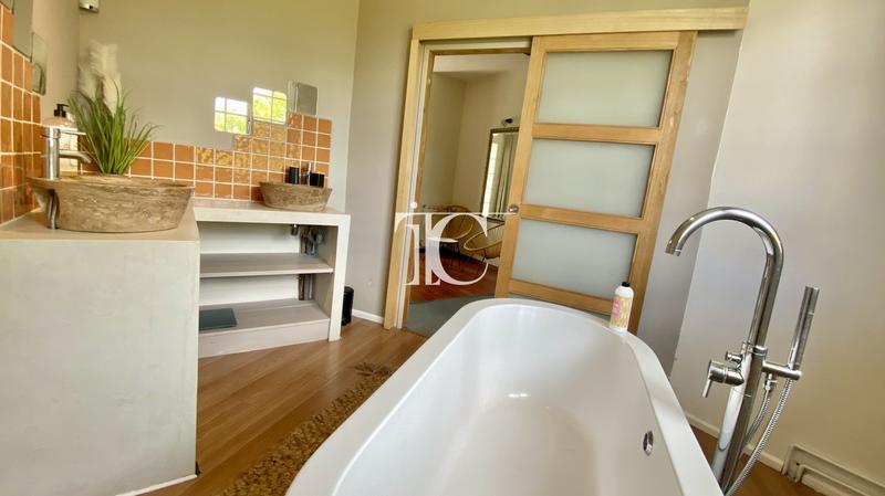 Maison - 264 m² - 8 pièces