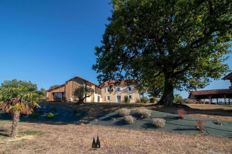 Propriété - 260 m² - 11 pièces