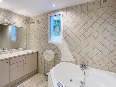 Villa - 247 m² - 7 pièces