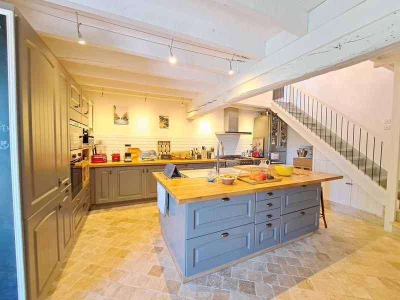 Maison - 397 m² - 16 pièces