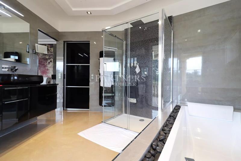 Maison - 320 m² - 8 pièces