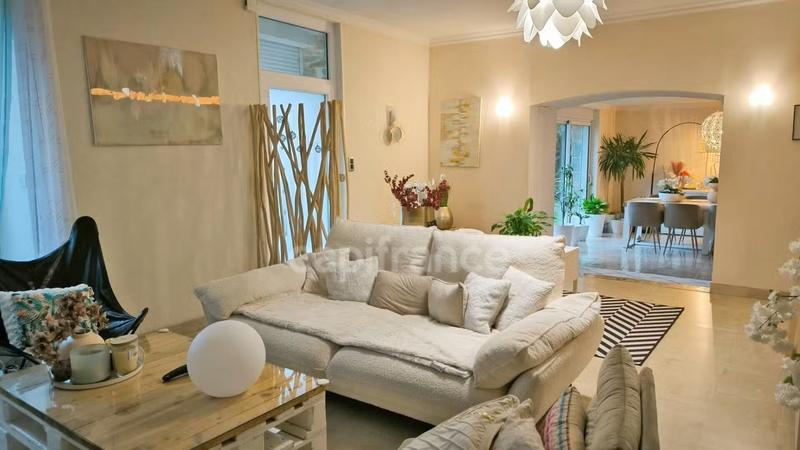 Propriété - 193 m² - 8 pièces