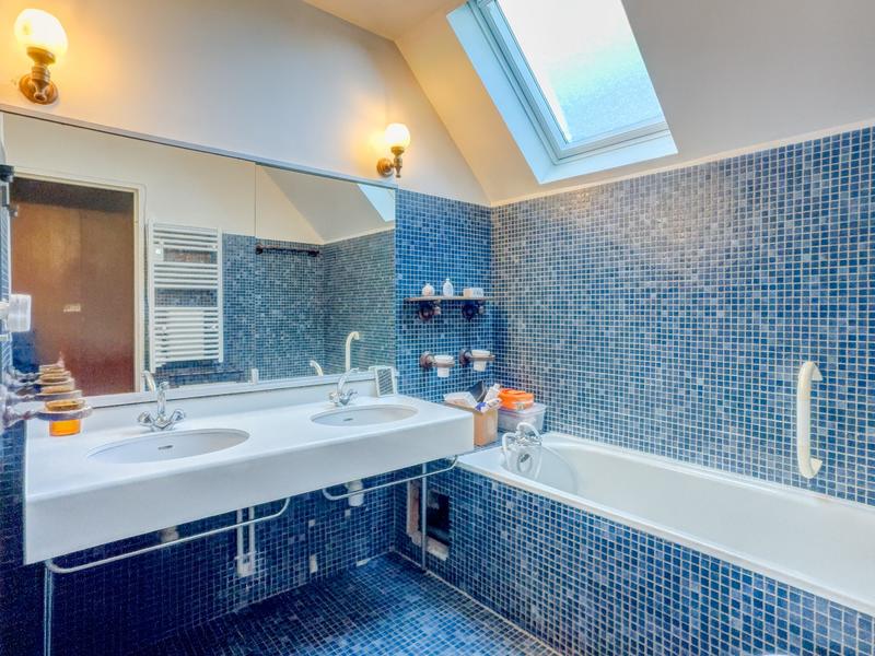 Maison - 230 m² - 9 pièces