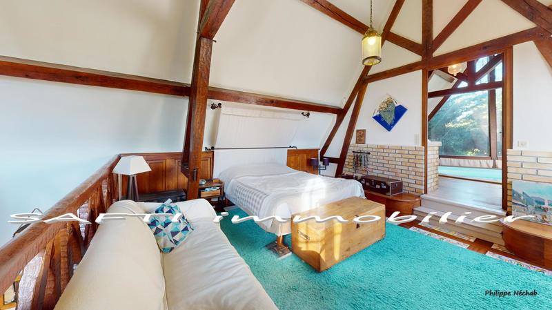 Maison - 235 m² - 10 pièces