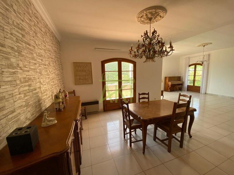 Maison traditionnelle - 353 m² - 9 pièces