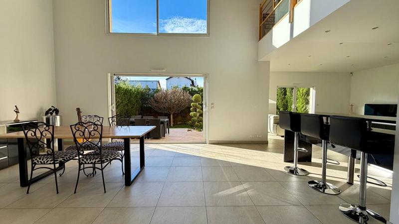 Maison - 261 m² - 6 pièces