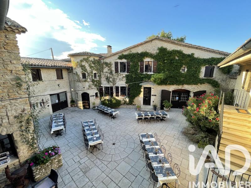 Maison - 1 200 m² - 37 pièces