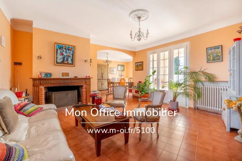 Demeure - 205 m² - 5 pièces