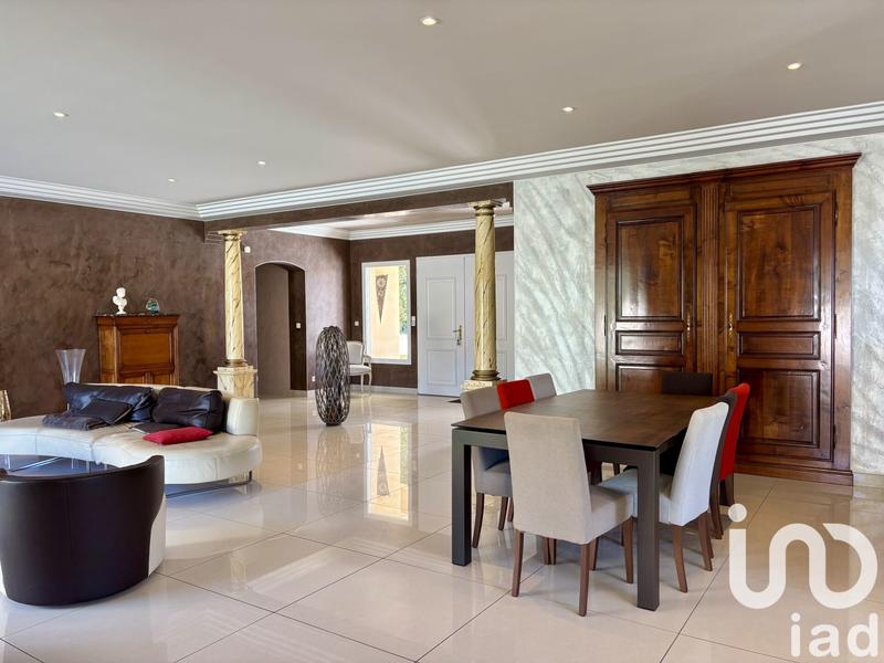 Maison - 240 m² - 7 pièces