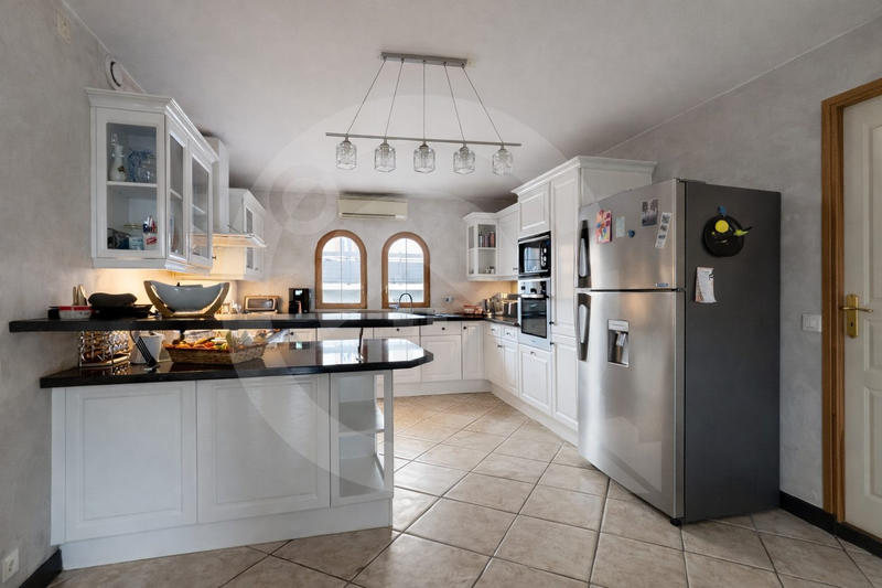 Maison - 275 m² - 8 pièces