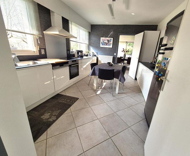 Maison - 245 m² - 9 pièces