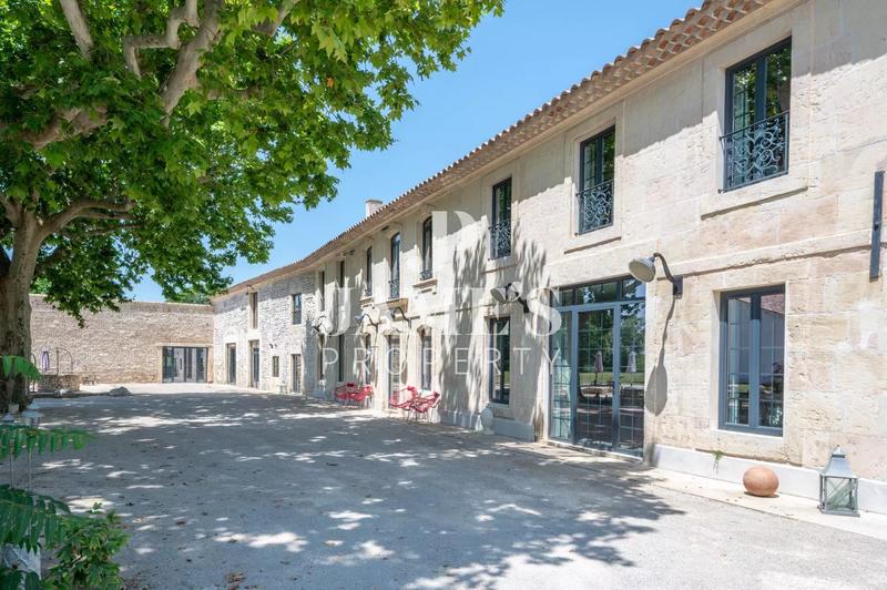 Maison - 420 m² - 8 pièces