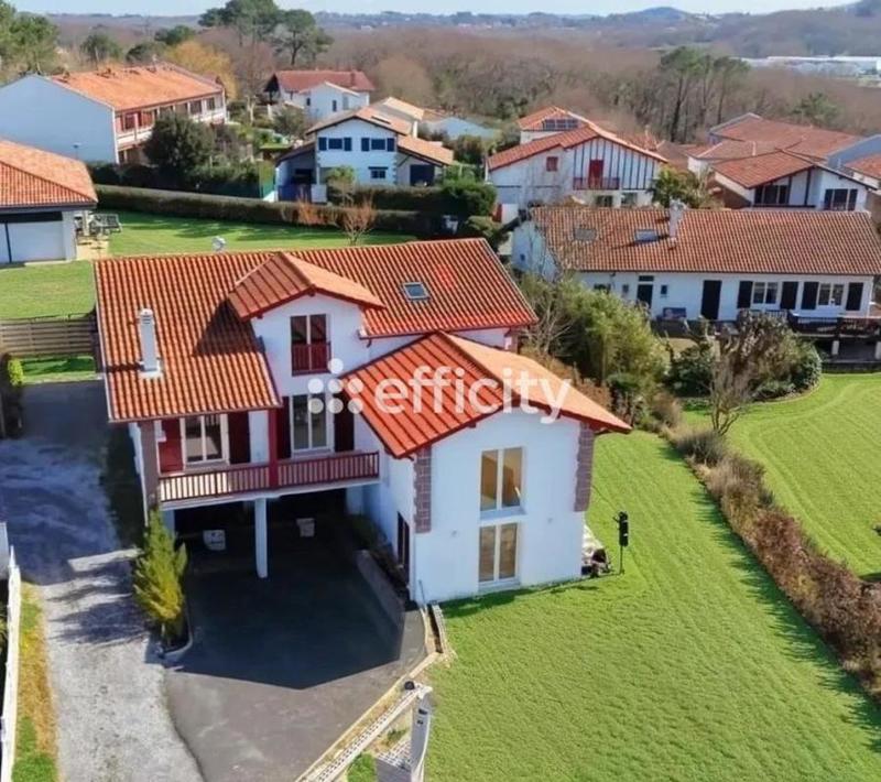 Pavillon - 265 m² - 7 pièces