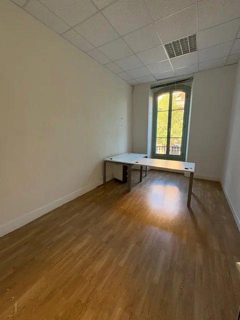 Local commercial - 130 m² - 4 pièces