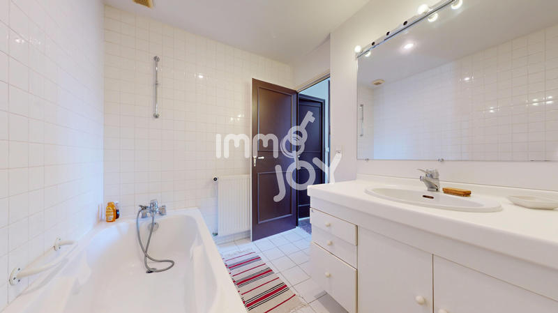 Maison - 210 m² - 9 pièces