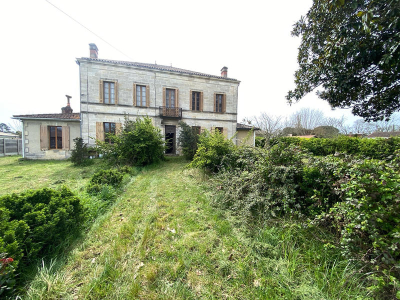 Maison - 675 m² - 10 pièces