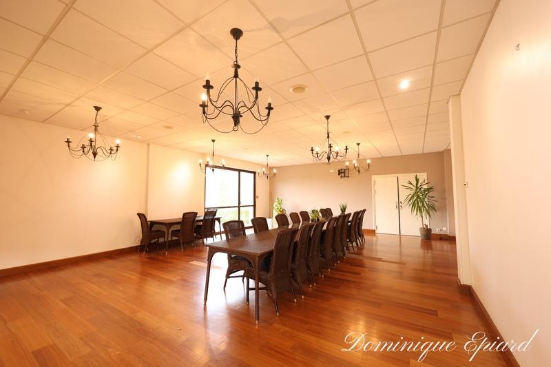 Bureau - 2 111 m² - 64 pièces