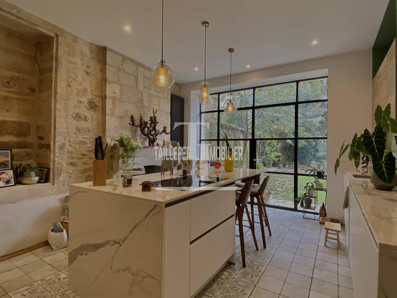 Maison - 250 m² - 6 pièces