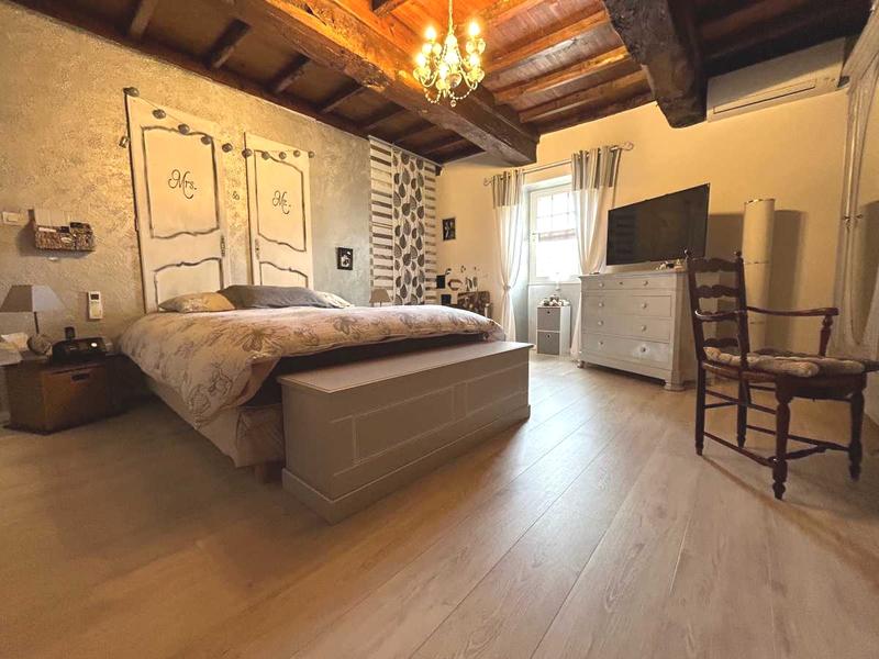 Maison - 387 m² - 8 pièces